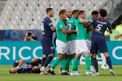 Kylian Mbappe (i) resultó lesionado en la última jornada de la Copa Francia, ante el Saint-Etienne.