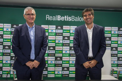 Antonio Cordón (i) junto a Ángel Haro, presidente actual del Betis durante la presentación oficial, esta mañana, en España.