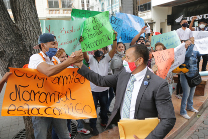 El alcalde de Naranjal, Luigi Rivera, saluda a ciudadanos que fueron a apoyarlo en los exteriores de la Fiscalía.