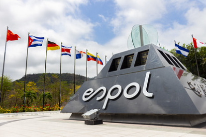 El emblema de la Espol ubicado frente al edificio del Rectorado. En 2015, la entidad fue declarada por la Senescyt como la mejor universidad del país.