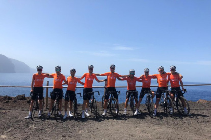 Postal. El fin de semana el equipo completo de Ineos se tomó la foto previo a la prueba tras un entrenamiento en Tenerife, España.