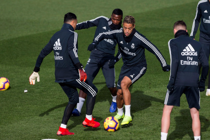 Los jugadores del Real Madrid Mariano Díaz durante uno de los entrenamientos previos.