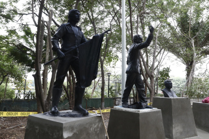 Obra. En total serán cinco estatuas y bustos que contará la plazoleta.