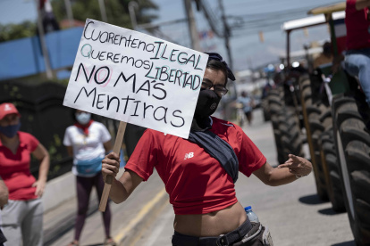 SAN JOSÉ (COSTA RICA). Diversos grupos sindicales y sociales se manifiestan este lunes, por las calles de San José en contra de las medidas económicas aplicadas por el Gobierno durante la pandemia del COVID-19.