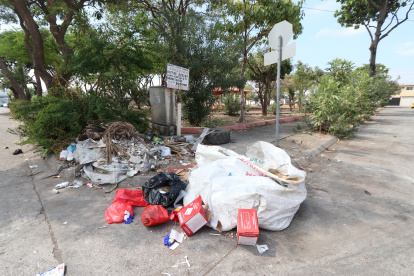 Situación. Algunos parques de la ciudadela se han convertido en botaderos informales.
