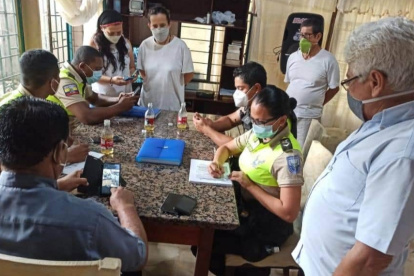 Hecho. Cada vez son más las familias que acuden a la Policía para instalar el botón de pánico en sus teléfonos.