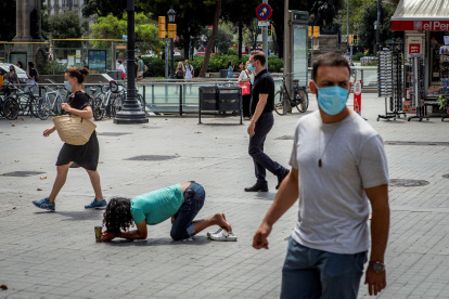BARCELONA. Una joven se hace una foto este martes, cuando el sector turístico catalán se enfrenta a un nuevo parón, tras la leve reactivación después de la apertura de fronteras, por las restricciones impuestas por países como Reino Unido a los turistas.