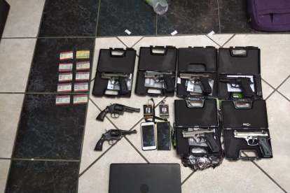 Miembros de Fuerzas Armadas hallaron armas en un vehículo en Guaranda, Bolívar.