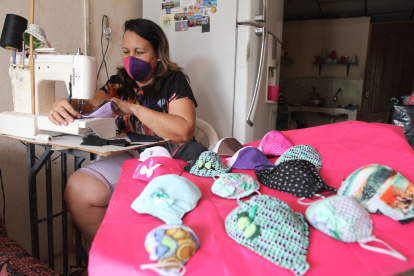 Marlene de Gallardo, en Guayaquil, elabora mascarillas con adornos.