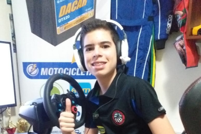 Mediante el uso de un simulador, el joven piloto ecuatoriano busca mantener intactos sus reflejos durante la pandemia de la COVID.