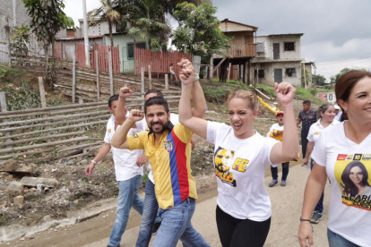 Abdalá Bucaram Pulley junto a su esposa Gabriela Pazmiño en un evento durante la última campaña electoral.