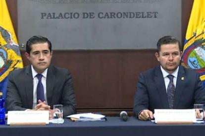 El ministro de Finanzas, Richard Martínez (izquierda), anunció que llegó a un acuerdo con un grupo mayoritario de bonistas el pasado 6 de julio.