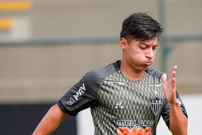 Alan Franco no pudo terminar su partido con el Mineiro al ser castigado por una fuerte falta.