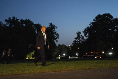 WASHINGTON. Donald Trump, camina desde el helicóptero presidencial hacua la Casa Blanca, este miércoles.