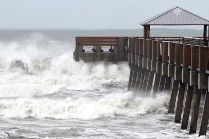 En la imagen, el muelle del paseo marítimo de Juno Beach en Florida (Estados Unidos). EFE/Jim Rassol/Archivo