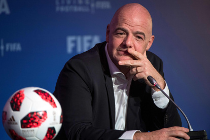 La sombra de la duda sigue rondando al mundo del fútbol. El presidente de la FIFA, Gianni Infantino, no está libre de ella.