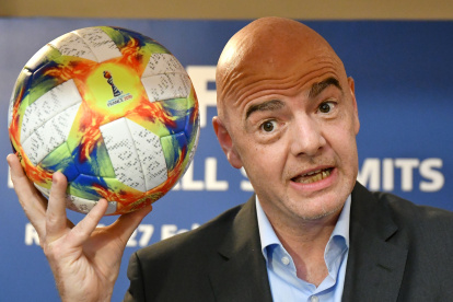 La sombra de la duda sigue rondando al mundo del fútbol. El presidente de la FIFA, Gianni Infantino, no está libre de ella.
