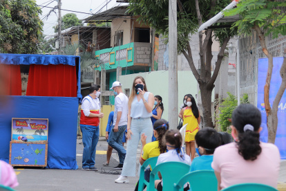 Una de las presentaciones del Baúl Viajero en un barrio de Guayaquil.