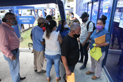 Decenas de usuarios, a diario, acuden a las instalaciones de CNEL para exigir respuestas y soluciones.
