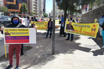 Los simpatizantes de Adelante Ecuatoriano Adelante esperan que los jueces electorales les den la razón