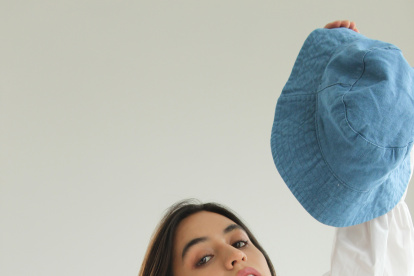 Nicole Malakout elabora joyas en cerámica y plata.