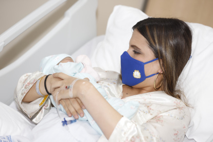 Haydeé Rodic, la primogenita de los sextillizos famosos de los 90 en Ecuador y en el mundo, tiene en sus brazos a su hija, Oliva.