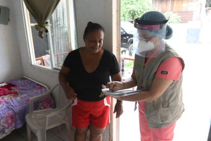 Personal de la ONG DYA visita a las familias de barrios marginales del norte.