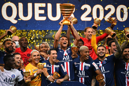 Thiago Silva (c) sostiene el trofeo junto a sus compañeros luego de que el París Saint-Germain hizo suya la última Copa de la Liga.