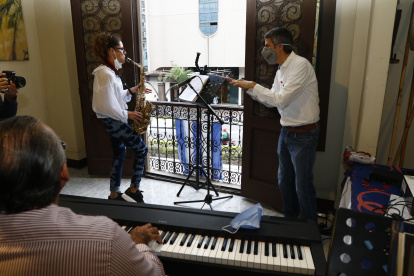Espectadores. Desde las mesas y sillas de la cafetería del hotel Oro Verde, ahora ubicadas también en las veredas, el público siguió el show.