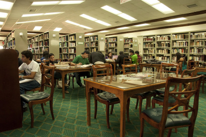 Estudiantes de la Universidad San Francisco de Quito en la Biblioteca, en una imagen correspondiente a un semestre anterior.