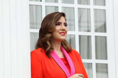 Daniela Guzmán, luce espléndida con este traje sastre rojo