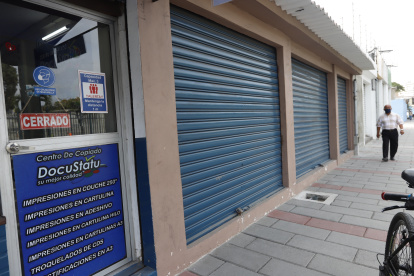 Situación. Algunos locales de las inmediaciones de la Universidad de Guayaquil han cerrado de forma definitiva, otros abren las puerta a la espera de clientes.