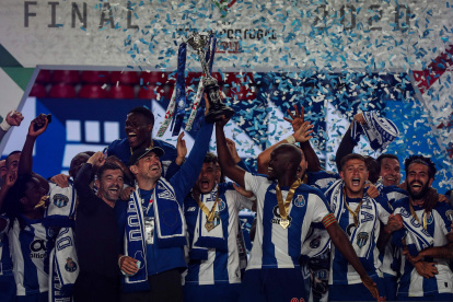 El técnico del Oporto, Sergio Conceicao (i) sostiene el trofeo en la celebración con el arquero español Iker Casillas.