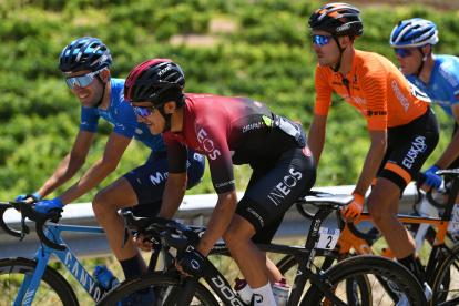 Tricolor. El ciclista carchense (c), aunque lideró el Team Ineos, no pudo subirse al podio como el año anterior en la competencia que se realizó en territorio español.