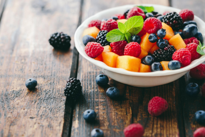 Un desayuno saludable debe incluir frutas; pero se recomienda consumirlas enteras y no como jugo o zumo.