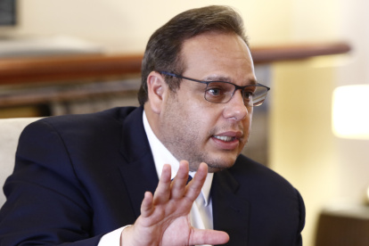 Personaje. Es abogado de profesión y ostenta un título de magíster en Derecho Administrativo. Es militante del Partido Social Cristiano.