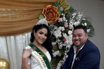 Hecho. El alcalde del cantón, Marvin Salas, le colocó a Melany la banda consagratoria.