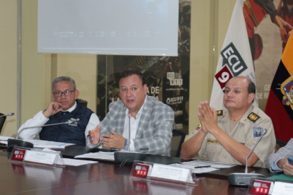 Zapata (centro) reveló que se analizan medidas alternativas para el reinicio del campeonato, en caso de que la situación en Quito no mejore.