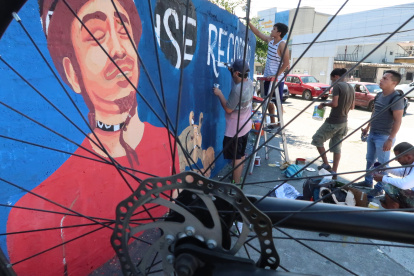 Obra. Los artistas urbanos intervinieron en la pared el sábado 1 de agosto.