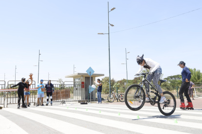 Hecho. En los exteriores de una puerta de ingreso del parque Samanes los participantes hicieron deporte en acto de protesta.