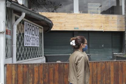 En la capital, barrios antes conocidos por su movimiento, como la Avenida de los Shyris y La Mariscal, ahora lucen desiertos. Letreros de ‘se alquila’ aparecen en locales comerciales, casas, y en las ventanas de edificios de apartamentos.