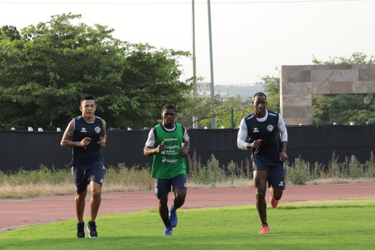El delantero ecuatoriano Jamie Ayoví (d) entrena ya en el Guayaquil City. Vuelve al país después de 7 años.