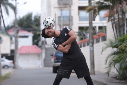 Fernando tiene 22 años y cursa la carrera de Química y Farmacia en la Universidad de Guayaquil. Es campeón nacional de freestyle.