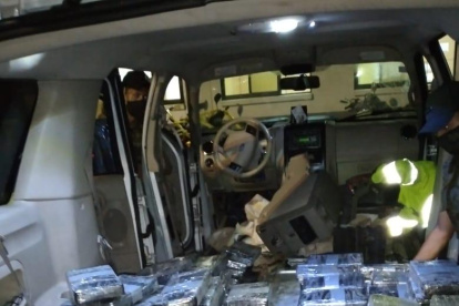 En Sucumbíos, durante una operación de control, militares encontraron 150 kilos de coca en un vehículo