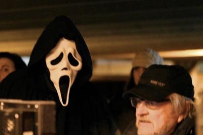 Wes Craven (director original) en el rodaje de Scream detrás de cámaras.