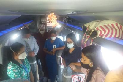 Médicos de Guayaquil viajan a Manabí a atender a pacientes COVID-19 positivo.