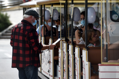 El coronavirus ha obligado a la humanidad a cambiar su estilo de vida. El uso diario de la mascarilla es prueba de ello, como estas personas en Biarritz, Francia.