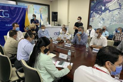 Vicente Taiano, en la reunión con los miembros del COE cantonal, este 3 de agosto.