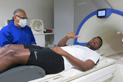 Jefferson Orejuela, reciente fichaje de Barcelona, durante los chequeos médicos realizados hoy.