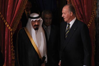 (FILES) In this file photo taken on July 15, 2008 King Juan Carlos of Spain (R) welcomes King Abdullah of Saudi Arabia at the Royal Palace in Madrid on July 15, 2008.  The Spanish Royal House announced on August 2, 2020 that former king Juan Carlos will move out of Spain. The Spanish Supreme Court announced in June the opening of an investigation to establish whether former King Juan Carlos has criminal responsibility in an alleged corruption case when Saudi Arabia entrusted the construction of the Mecca TGV to a Spanish consortium. / AFP / Pierre-Philippe MARCOU

 FILES-SPAIN-SAUDI-ARABIA-ROYALS-KING-ABDULLAH